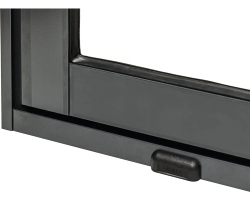 Detailansicht eines schwarzen Fensterrahmens mit Fenstergriff