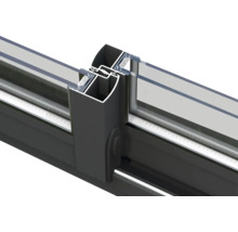 Detailansicht eines Aluminium-Schiebetürrahmens mit Glasfüllung