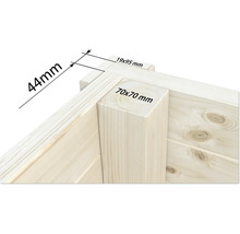 Detailaufnahme einer Ecke aus Holz mit den Maßen 44 Millimeter, 19 mal 95 Millimeter und 70 mal 70 Millimeter.