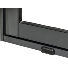 Detailansicht eines Fensters mit Fensterrahmen und Griff