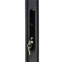 Clé insérée dans la serrure de la porte