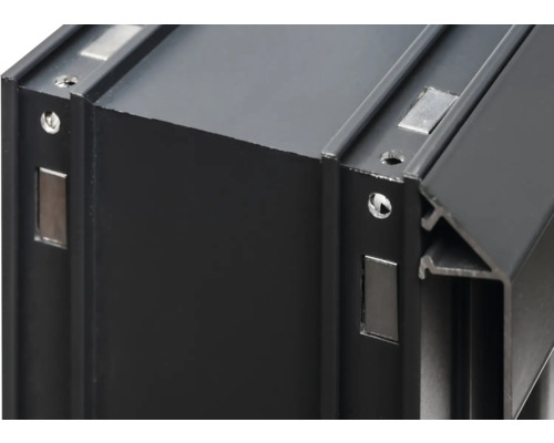 Detailansicht eines schwarzen Aluminiumprofils mit Magnetbefestigung