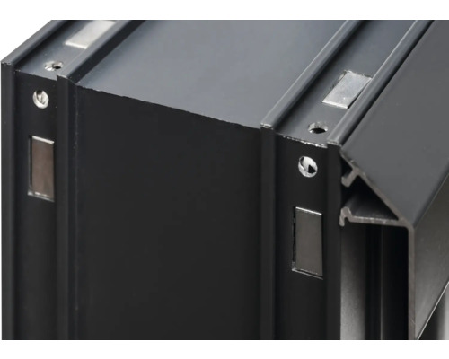 Detailansicht eines schwarzen Aluminiumrahmens mit Befestigungselementen