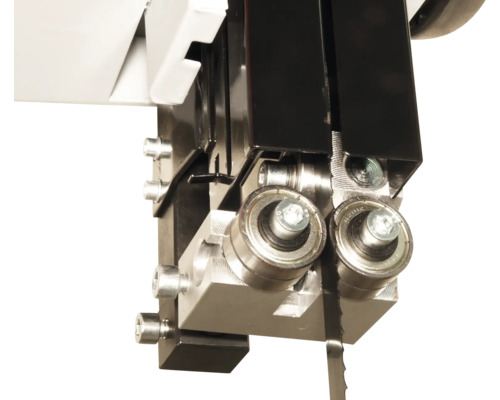 Vue détaillée d''une scie à ruban avec lame de scie à métaux et galets de guidage