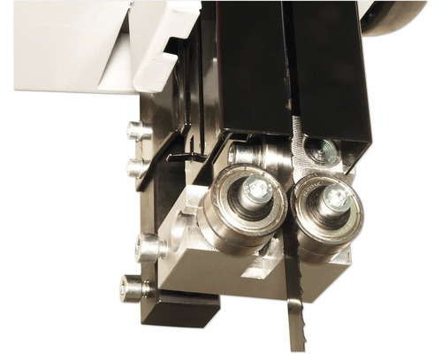 Gros plan d''une scie à ruban avec guide-lame