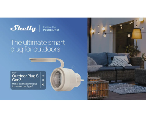 Shelly Logo. Matter zertifizierter Smart Stecker für den Außenbereich, Typ F. Terrasse mit Sofa und Lichterkette.
