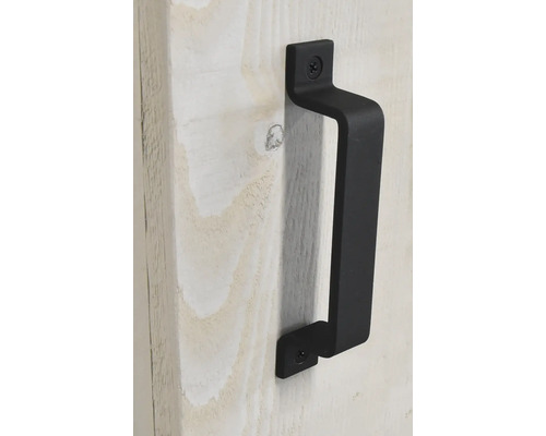 Schwarzer Türgriff an einer Holztür befestigt.