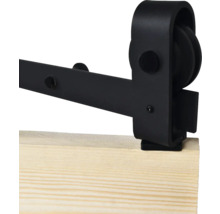 Detailansicht einer schwarzen Schiebetürbeschlag auf einem Holzbrett.