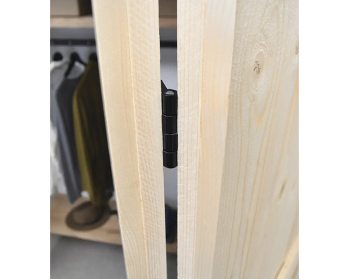 Schwarzes Scharnier an Holztür