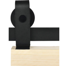 Detailaufnahme eines Schiebetürbeschlags an einer Holztür