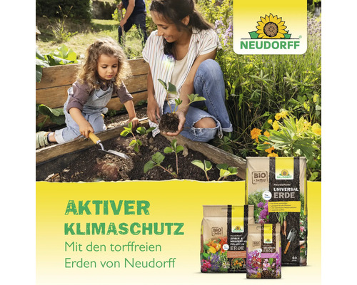 Szene mit Mutter und Kind beim Pflanzen von Erdbeeren, umgeben von Neudorff Erdenprodukten und Neudorff Logo