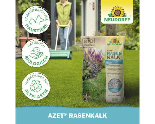 Neudorff Azet Rasenkalk Packung auf Rasen mit Symbolen für Haustierfreundlichkeit, biologische Inhaltsstoffe und Verpackung aus recyceltem Kunststoff