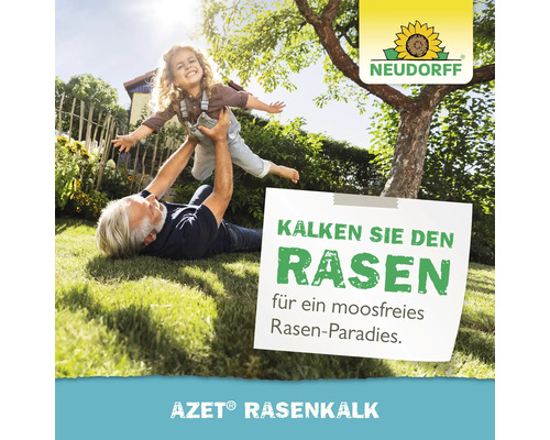 Szene im Garten mit einem Mann, der ein Kind hochhebt, Rasenkalk und Neudorff Logo