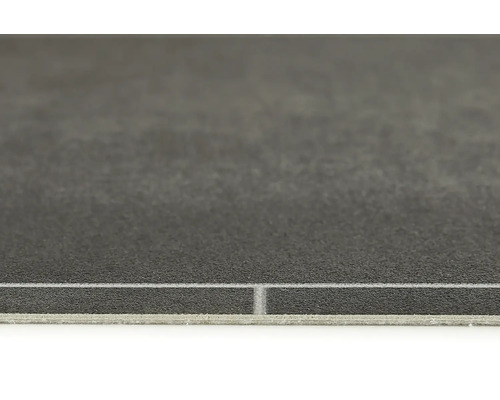 Nahaufnahme einer grauen Bodenfliese mit Fugen