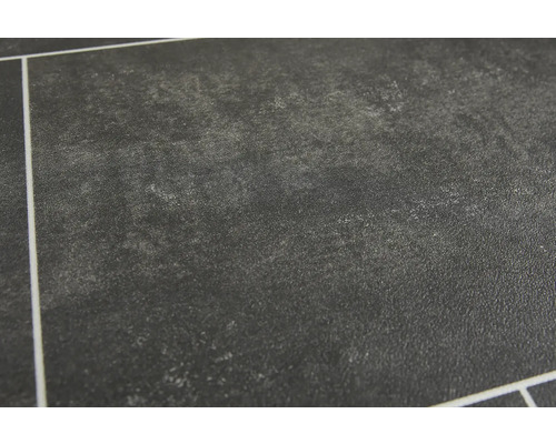 Nahaufnahme einer Bodenfliese mit dunkler Steinstruktur