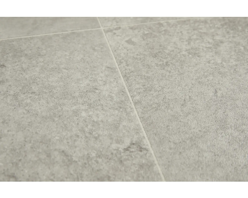 Nahaufnahme von grauen Bodenfliesen mit Steinoptik