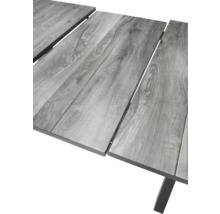 Vue détaillée d''un plateau de table de jardin avec une structure en bois