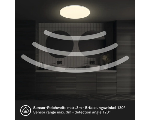 Deckenleuchte mit Sensor in einem Badezimmer mit Waschbecken