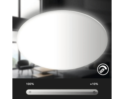 Plafonnier avec fonction de variateur et télécommande pour réglage de la luminosité.
