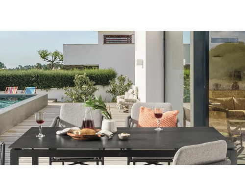 Außenbereich mit Gartentisch, Stühlen und Pool für eine entspannte Atmosphäre