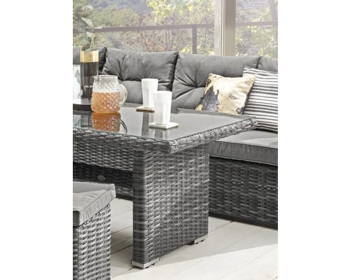 Nahaufnahme eines Rattansets mit Tisch und Sofas mit Kissen