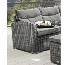 Detailansicht eines grauen Rattan-Gartensofas mit Kissen
