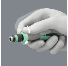 Darstellung einer Hand, die einen Schraubendreher benutzt