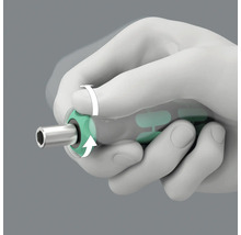 Eine Hand hält einen Schraubendreher mit Drehfunktion und Pfeilen zur Illustration.