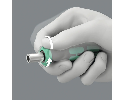 Eine Hand hält einen Schraubendreher mit Drehfunktion und Pfeilen zur Illustration.