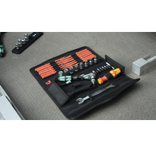 Jeu d''outils avec douilles, tournevis et cliquets dans une sacoche noire