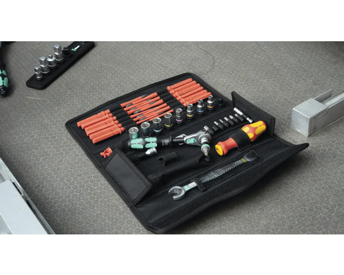 Jeu d''outils avec douilles, tournevis et cliquets dans une sacoche noire