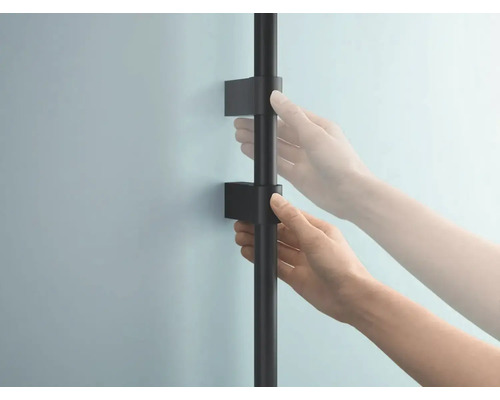 Duschstange mit Halterungen zur Wandmontage und Hand, die die Stange einstellt