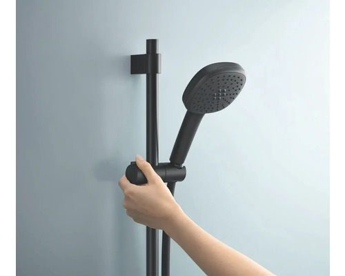 Hand die eine schwarze Brausestange und eine Handbrause hält.