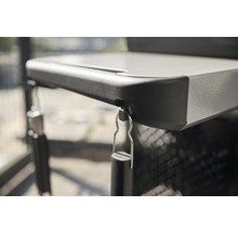 Vue détaillée d''un barbecue avec surface de rangement