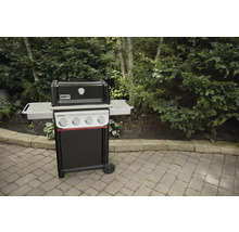 Barbecue Weber Spirit avec étagères latérales dans le jardin