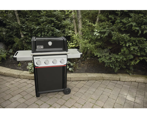 Barbecue Weber Spirit avec étagères latérales dans le jardin