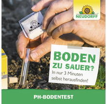 Neudorff Bodentest zur Bestimmung des pH-Wertes des Bodens wird durchgeführt