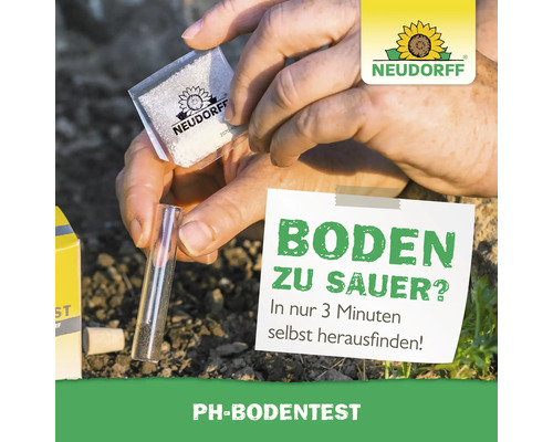 Neudorff Bodentest zur Bestimmung des pH-Wertes des Bodens wird durchgeführt