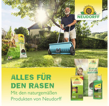 Mann düngt Rasen mit Neudorff Produkten und einem Düngerstreuer im Garten. Neudorff Logo.