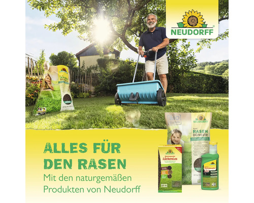 Mann düngt Rasen mit Neudorff Produkten und einem Düngerstreuer im Garten. Neudorff Logo.