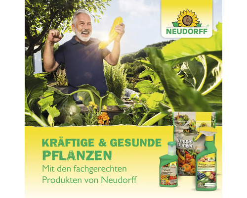 Szene mit Neudorff Gartenprodukten, Mann freut sich über Zucchini