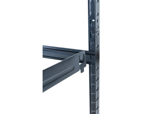 Vue détaillée d''un système d''étagères métalliques avec fixation pour étagères