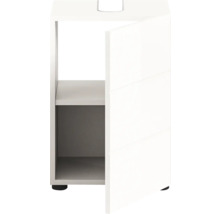 Meuble de salle de bains blanc avec porte ouverte et une étagère