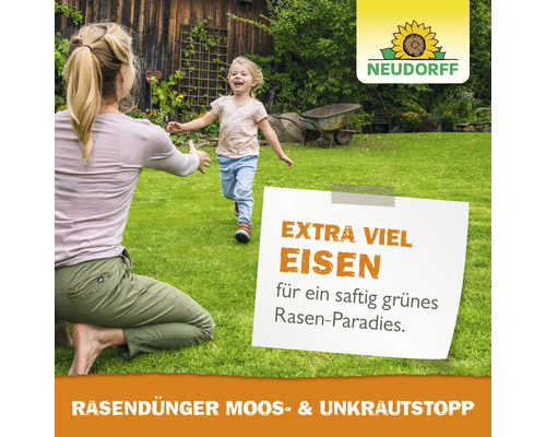 Szene im Garten mit Rasendünger zur Moos- und Unkrautbekämpfung und Neudorff Logo