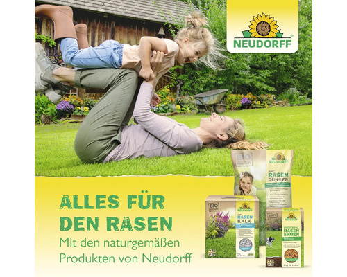 Szene mit Mutter und Tochter im Garten mit Neudorff Rasenprodukten