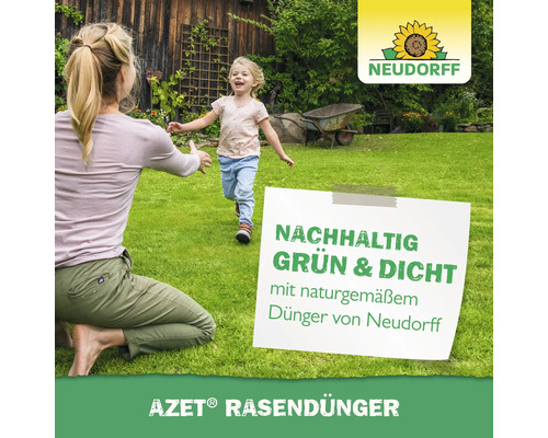 Mutter und Kind auf Rasenfläche, dahinter eine Werbetafel für Azet Rasendünger und das Neudorff Logo