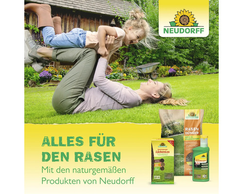 Szene mit Mutter und Tochter, die auf einer Rasenfläche spielen, und Neudorff Rasenpflegeprodukten