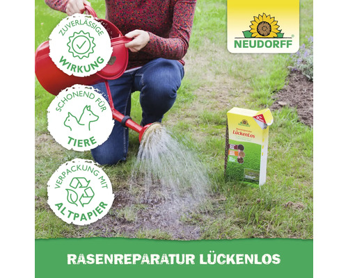 "Frau bewässert Rasenfläche mit roter Gießkanne neben Rasenreparatur Lückenlos Packung