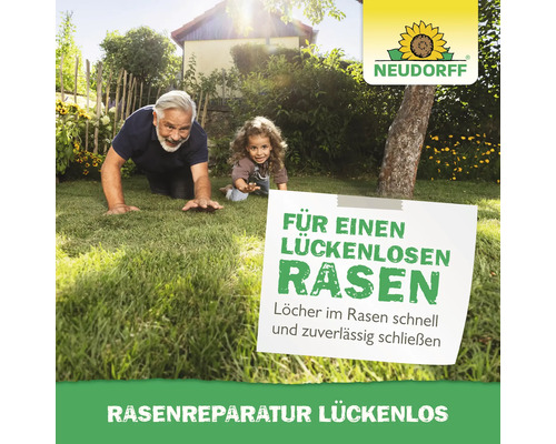 Ein Mann und ein Kind krabbeln auf einem Rasen, daneben ein Schild mit dem Text ''Für einen lückenlosen Rasen'' und das Neudorff Logo.
