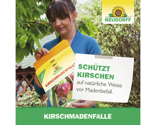 Frau hält Neudorff Kirschmadenfalle zum Schutz von Kirschen vor Madenbefall